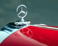 Прохожие шеи сворачивают: в столице засветился раритетный Mercedes-Benz – стоит целое состояние