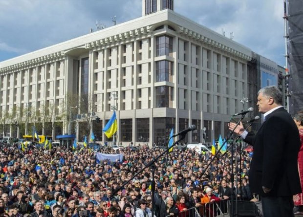 Порошенко призывает своих сторонников переманивать избирателей Зеленского