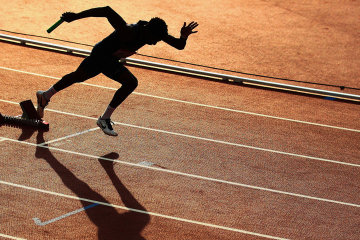 Не умеет считать: бегун начал праздновать победу, не добежав один круг до финиша. Видео