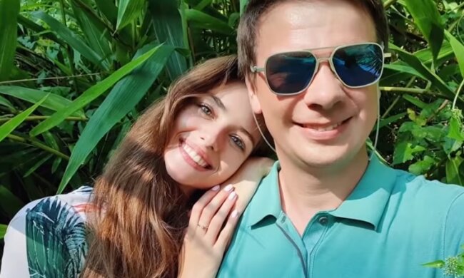 Дмитрий Комаров и Александра Кучеренко. Фото: скрин youtube