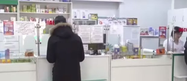 В аптеках Одессы появились маски. Фото: скриншот YouTube