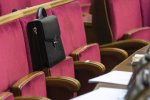 Все настолько плохо: в Раде ломаются кресла, нардепов застали за странным занятием