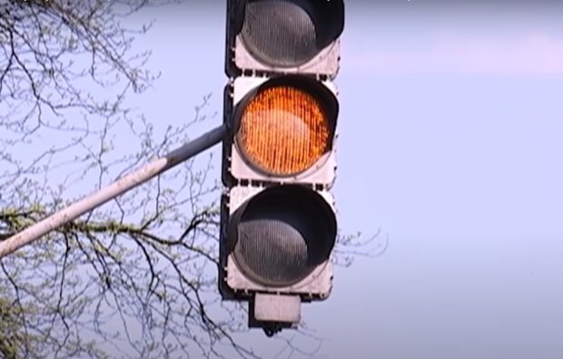 Желтый сигнал светофора. Фото: скриншот видео