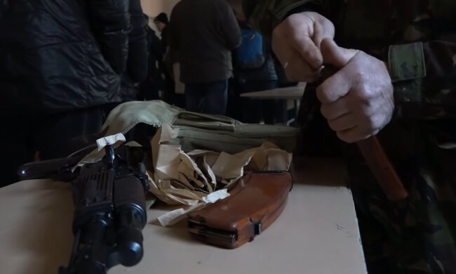 Роздача зброї українцям. Фото: скріншот YouTube-відео