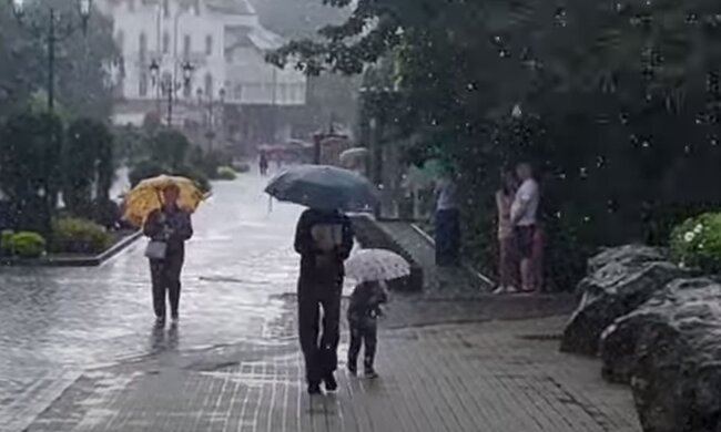 Влітку дощ. Фото: скріншот YouTube-відео