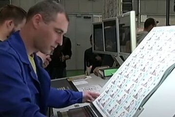 Печать денег. Фото: скриншот YouTube-видео