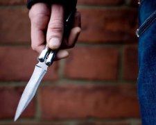 В сети появилось видео, как "харьковский потрошитель" прямо в метро напал с ножом на полицейского.