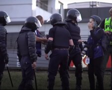 В Беларуси силовик поддержал протестующих. Фото: YouTube, скрин