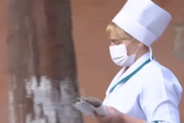 Кабмин обещает до 300% доплат медикам. Фото: скриншот YouTube