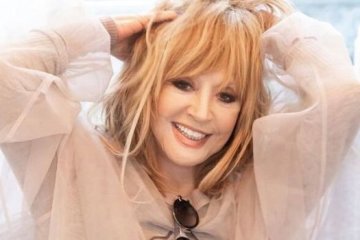 Бабушка или библиотекарь: Алла Пугачева удивила всех своим новым фото в очках