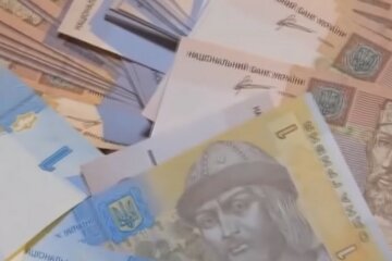 Выплаты. Гривны. Фото: скриншот Youtube