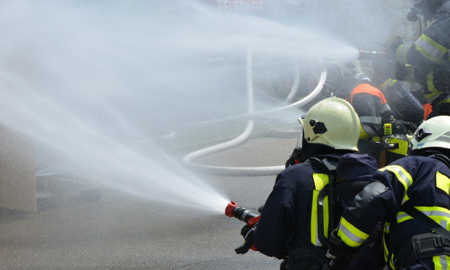 пожарные затушили горящий поезд, иллюстрация