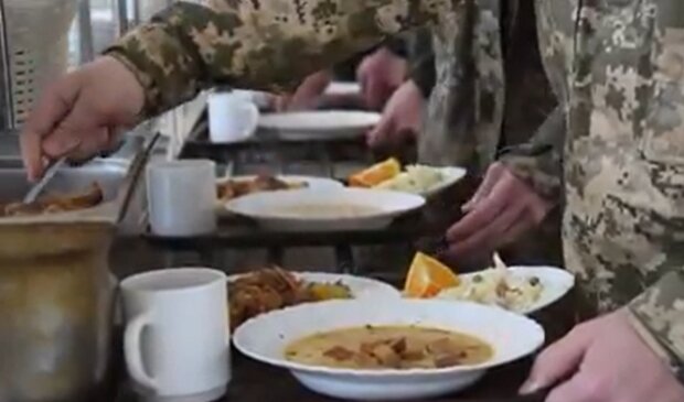 Харчування військових. Фото: скрін відео