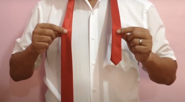 галстук, скриншот из YouTube