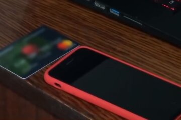 Банківська картка. Фото: скріншот YouTube-відео