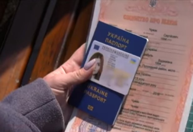 Документы гражданина Украины, фото: Скриншот YouTube