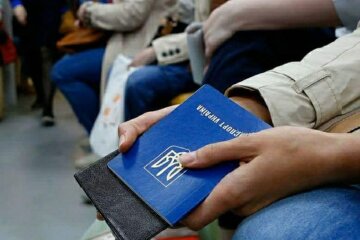 Украинский паспорт. Фото: скриншот Youtube-видео