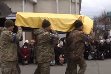 Прощание с погибшим Героем ВСУ. Фото: скриншот YouTube-видео