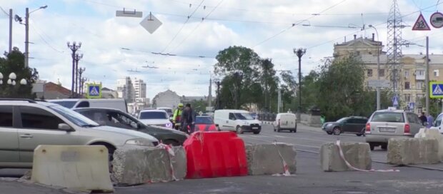 Готовтесь к пробкам: в Харькове полностью закрыли популярную дорогу