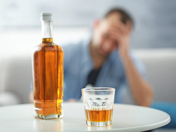 Алкогольное повреждение мозга продолжается даже у бросивших пить
