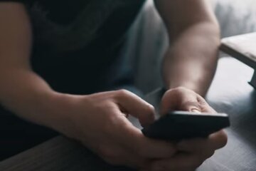 Смартфон. Фото: скриншот YouTube-видео