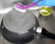 Отмываем сковороду. Фото: YouTube