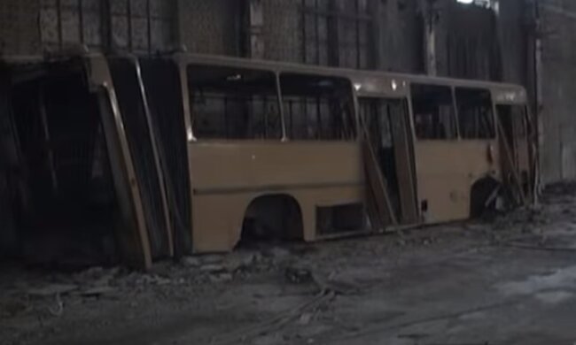 Заброшенный автобус в Украине. Фото: скриншот YouTube