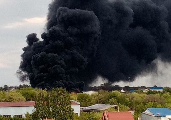 Киев пылает: темные облака копоти окутали столицу. Первые фото дикого пожарища