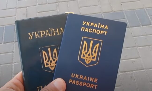 За границу с опаской: украинцы стали оформлять меньше загранпаспортов - статистика