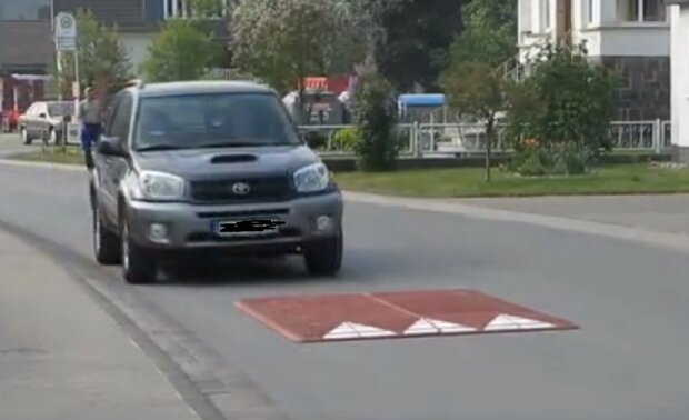 "Брлинские подушки" на дороге. Фото: скриншот Youtube