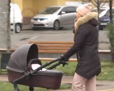 Жінка з дитиною. Фото: YouTube, скрін