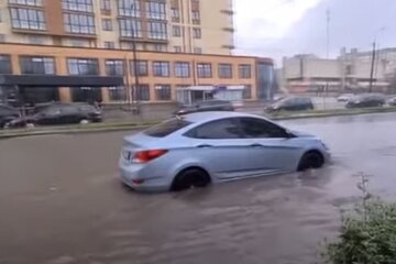 Сильний дощ затопив вулицю у Луцьку. Фото: скріншот YouTube-відео