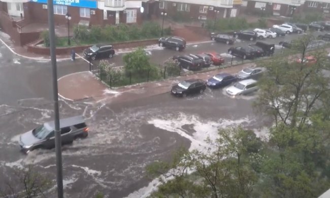 В Киеве сильный ливень с градом затопил улицы. Фото: скриншот YouTube