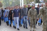 Военком получил "по бровям" от призывников, которых хотел отловить в парке. Видео