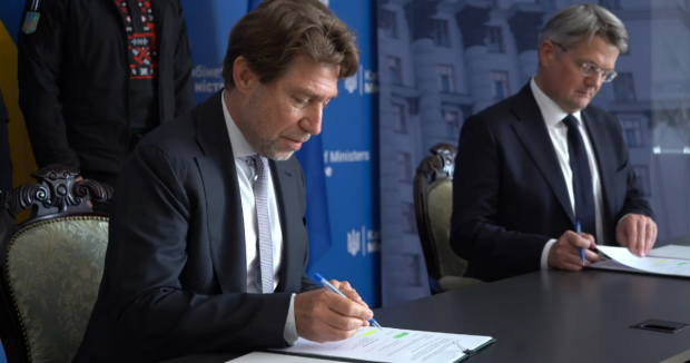 Прапори ЄС та України, міжнародна фінансова допомога