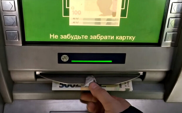 Банкомат "ПриватБанку". Фото: скріншот YouTube-відео.