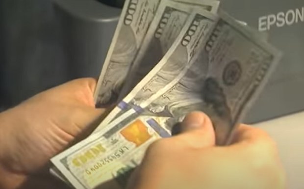 Доллар по отношению к гривне подорожал на 6 копеек. Фото: скриншот YouTube
