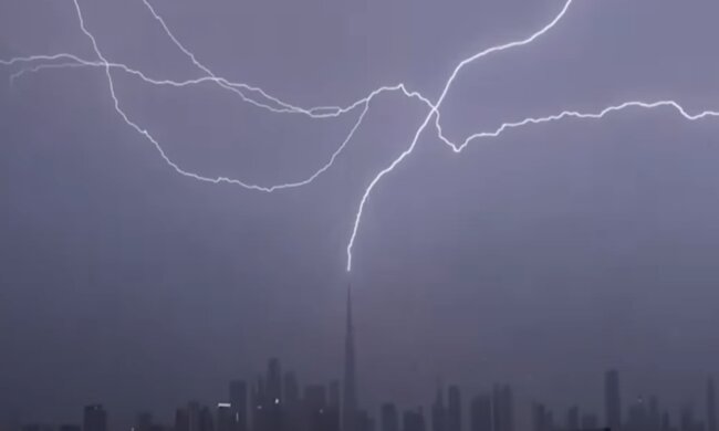 Шторм в Дубае. Фото: скриншот YouTube