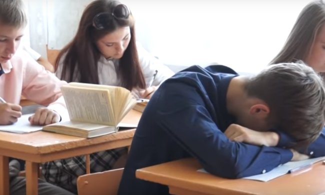 Школьники учатся дистанционно во время карантина. Фото: скриншот YouTube