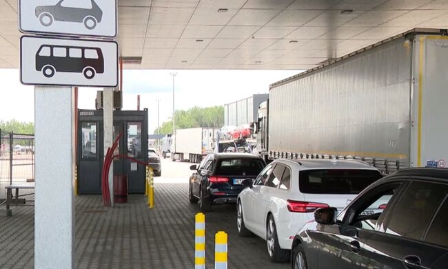 Машини на кордоні. Фото: скріншот відео YouTube