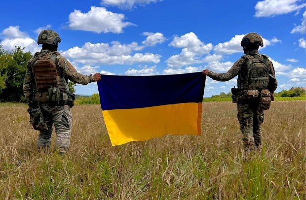 Військові з українським прапором. Фото: Telegram