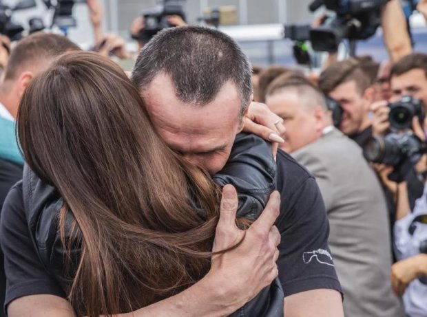 Олег Сенцов с дочерью в момент его возвращения в Украину, фото - 24 телеканал