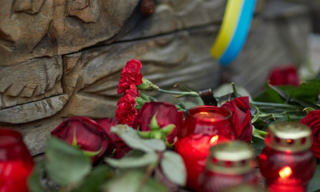 Президент с супругой почтили память Героев Небесной Сотни