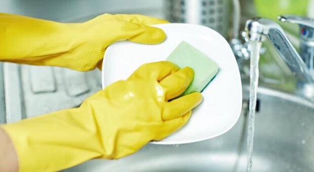 Миття посуду. Фото: YouTube