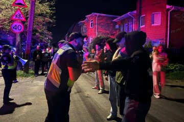 Мобилизация с дубинками и газом: ТЦК взяли в осаду целый стадион, люди устроили бунт