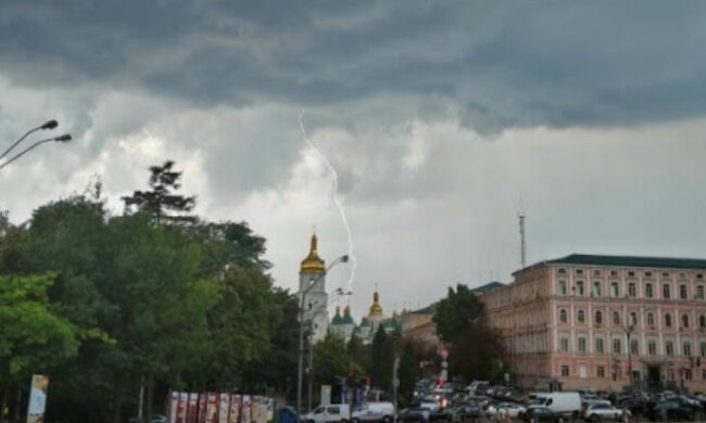 Закрывайте окна  и двери: на Киев надвигается непогода, чего ждать