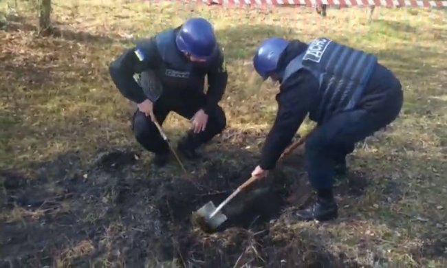 Снаряд упал в жилой дом во Львовской области. Фото: скриншот YouTube