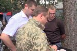 Вручение повестки. Фото: скриншот YouTube-видео