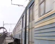 "Укрзализныця" запустила пригородные поезда. Фото: youtube