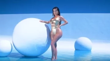 Фотомодель Деми Роуз. Фото: скриншот YouTube.